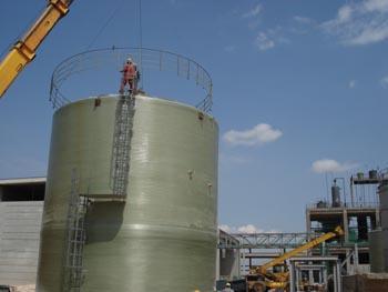 玻璃鋼現(xiàn)場(chǎng)纏繞儲(chǔ)罐 現(xiàn)代工業(yè)存儲(chǔ)的可靠選擇——以石家莊旭意復(fù)合材料科技為例